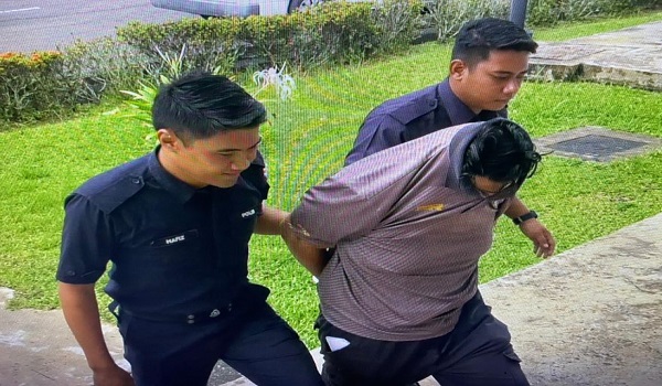 Tertuduh amang seksual dibawa ke Mahkamah Majistret Balik Pulau / Foto RTM